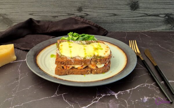 Tosti Kip met Mozzarella en Tomatensaus