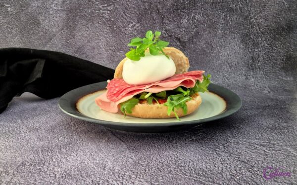 Italiaanse bol met vleeswaren en burrata