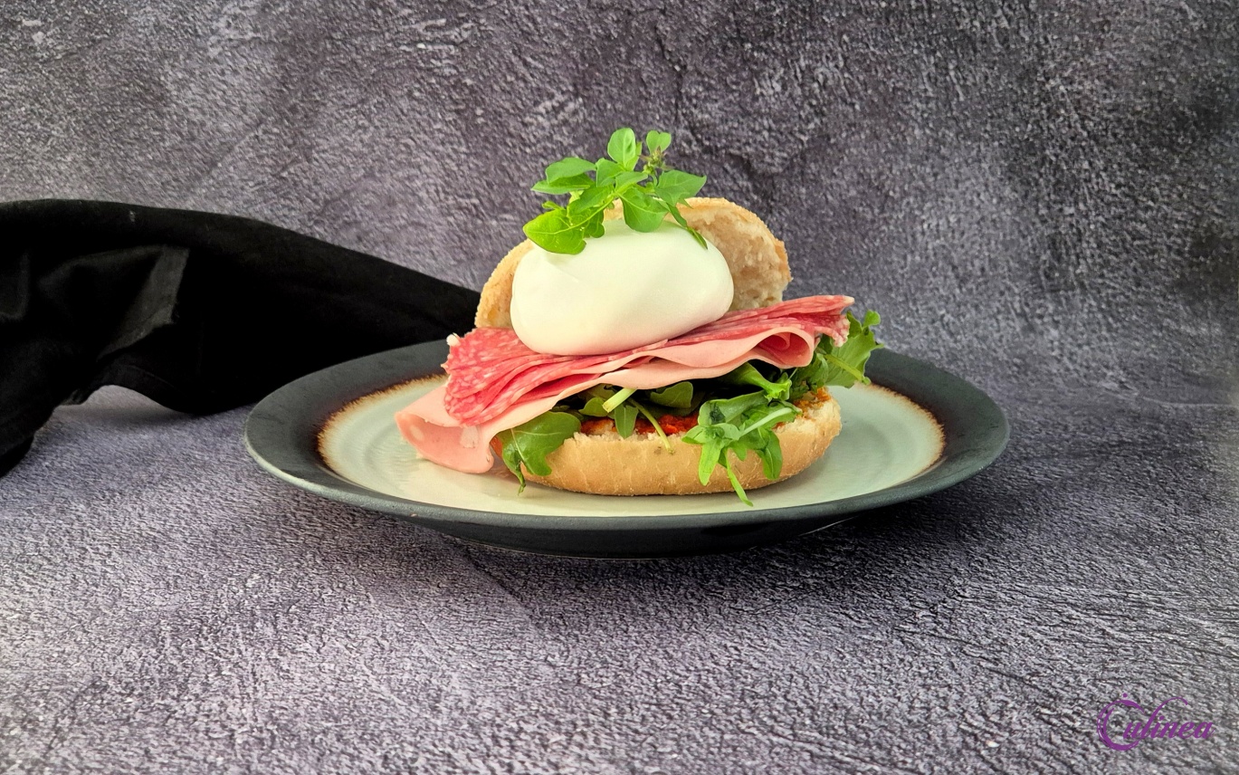 Italiaanse bol met vleeswaren en burrata