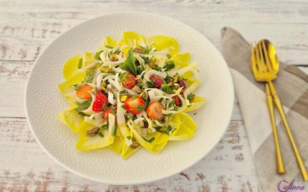 Witlofsalade met Aardbeien en Pistachenoten
