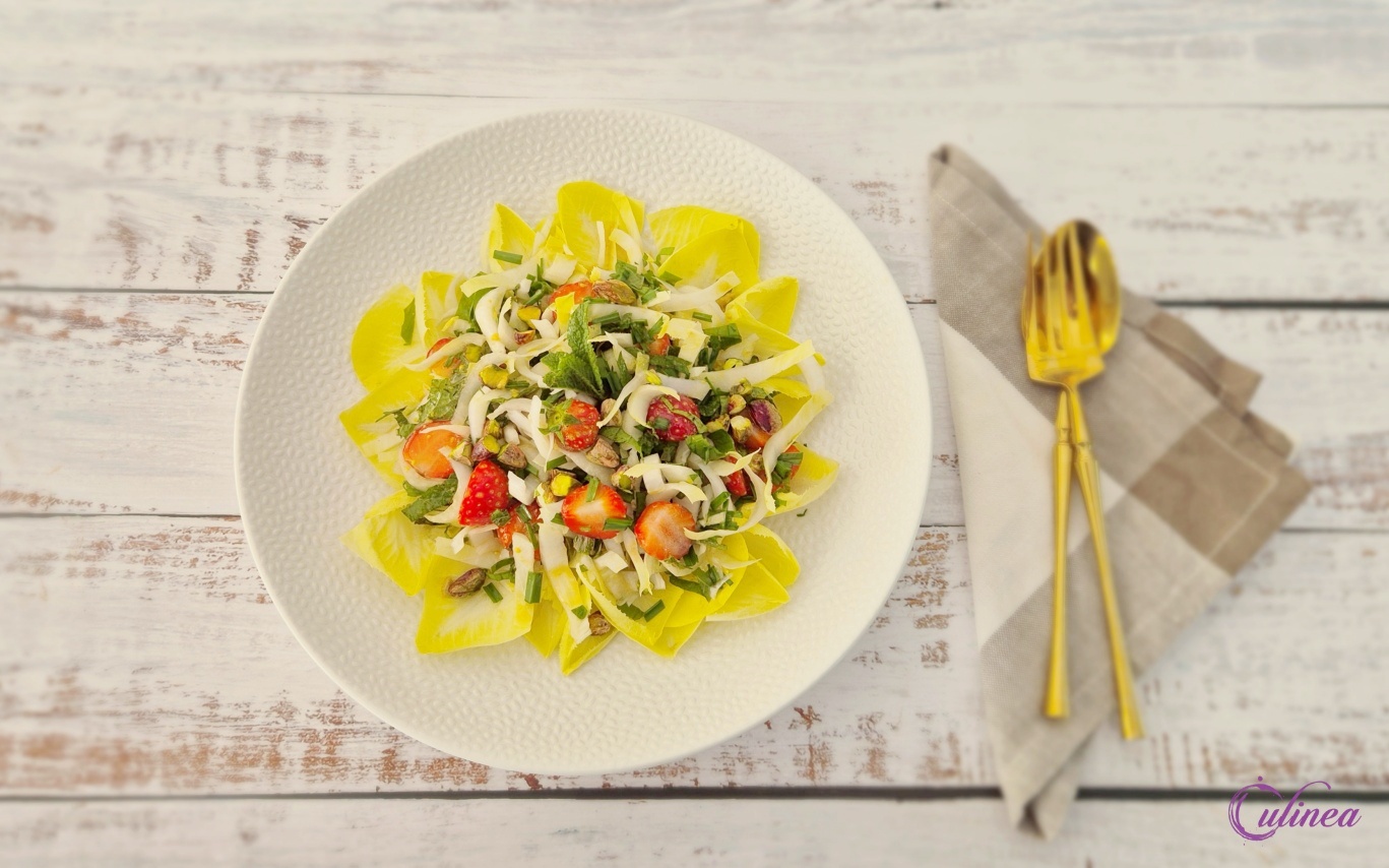 Witlofsalade met Aardbeien en Pistachenoten