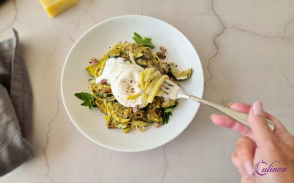 Pasta met Courgette, Pistachepesto en Burrata