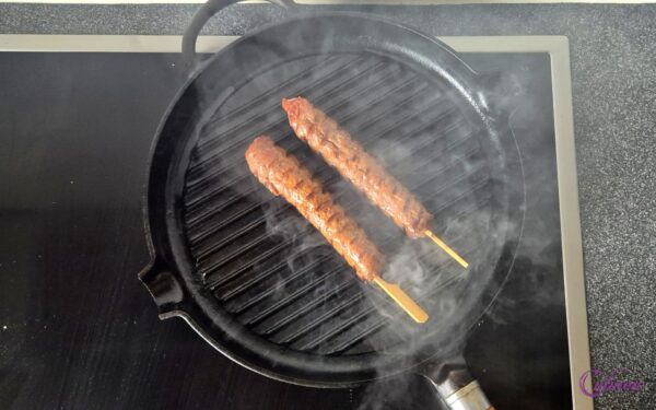 Runder cevapcici met parelcouscous salade