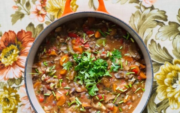 Vegetarische Friese Wâldbeantsjesstoof met paddenstoelen en nagelkaas