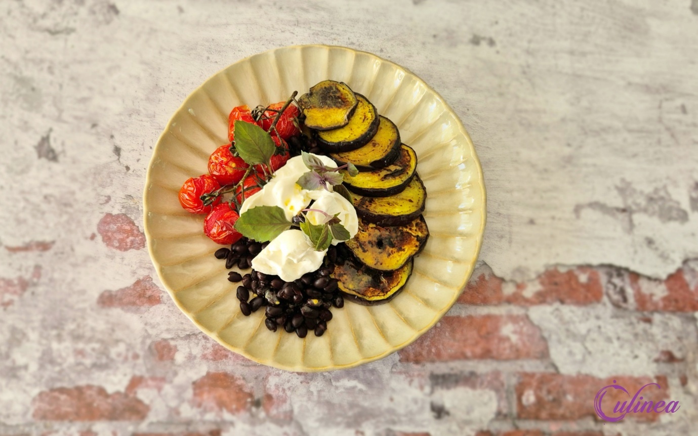 Gegrilde Aubergine, gepofte Tomaatjes, Zwarte Bonen met Burrata