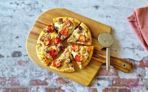 Tonijnpizza met Tomaten en Olijven
