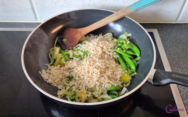 Gebakken rijst met sugar snaps, prei en halloumi