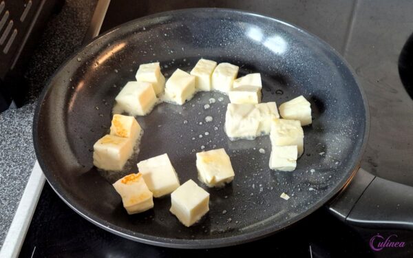 Gebakken rijst met sugar snaps, prei en halloumi