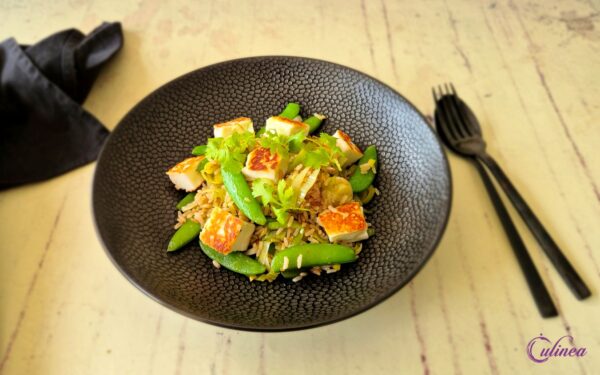 Gebakken rijst met sugar snaps, prei en halloumi