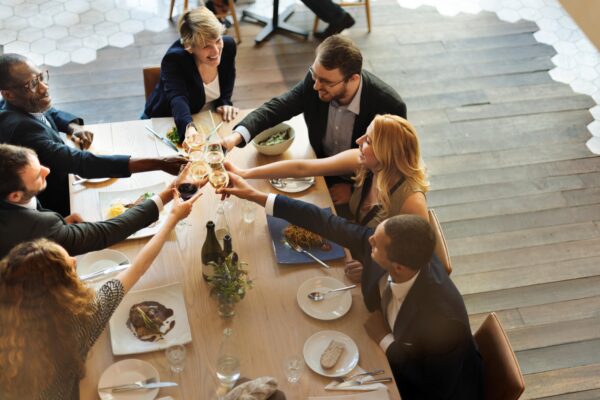 Een zakelijke lunch regelen: waar moet je op letten?