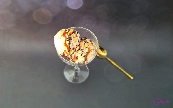 Miso ijs met karamelsaus